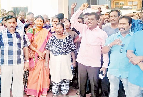 ஊரக வளர்ச்சி துறை ஊழியர்கள் ஆர்ப்பாட்டம் 2 நாட்கள் உள்ளிருப்பு போராட்டம் நடத்த முடிவு