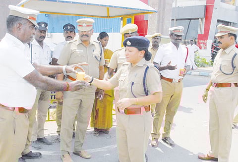 வெயிலை சமாளிக்க பெரம்பலூர் போலீசாருக்கு பழச்சாறு போலீஸ் சூப்பிரண்டு திஷாமித்தல் வழங்கினார்