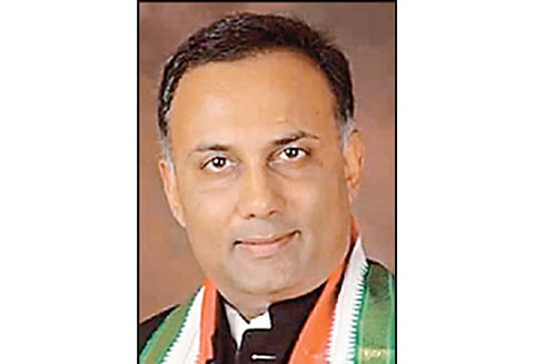 பாதுகாப்பு குறைபாடுகளை மூடி மறைக்க மத்திய அரசு முயற்சி : மாநில காங்கிரஸ் தலைவர் தினேஷ் குண்டுராவ் குற்றச்சாட்டு