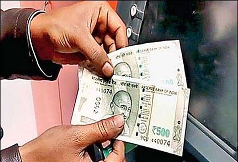 ஏ.டி.எம். எந்திரத்தில் 500 ரூபாய் கள்ளநோட்டுகள் வங்கி அதிகாரிகள் அதிர்ச்சி