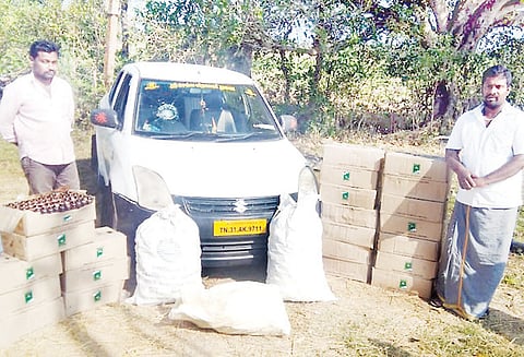 காரில் கடத்தப்பட்ட 1,440 மதுபாட்டில்கள் பறிமுதல் 2 பேர் கைது
