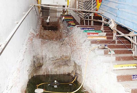 ஈரோடு ரெயில் நிலையத்தில் நகரும் படிக்கட்டு அமைக்கும் பணியை விரைந்து முடிக்கவேண்டும் பயணிகள் கோரிக்கை