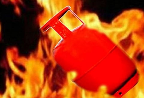 திருத்தணியில் சிலிண்டர் வெடித்து 3 குடிசைகள் எரிந்து சாம்பல்