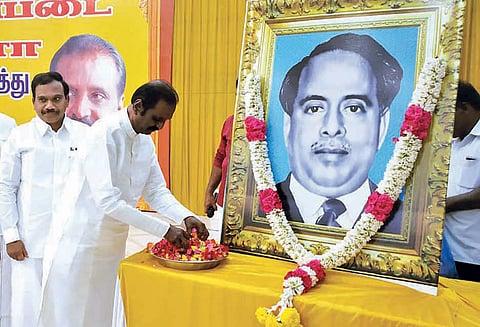 அண்ணாவின் கொள்கைகளை கடைபிடித்தால் அரசியலில் பகை இருக்காது தமிழாற்றுப்படை நிகழ்ச்சியில் கவிஞர் வைரமுத்து பேச்சு