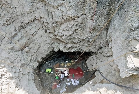 பென்னாகரம் அருகே கிணற்றில் தூர்வாரிய போது இரும்பு கயிறு அறுந்து தொழிலாளி பரிதாப சாவு 4 பேர் படுகாயம்