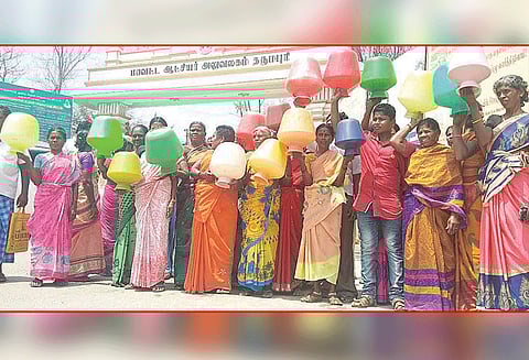 தர்மபுரி கலெக்டர் அலுவலகம் முன்பு காலிக்குடங்களுடன் கிராம மக்கள் போராட்டம் குடிநீர் பிரச்சினைக்கு தீர்வு காண கோரிக்கை