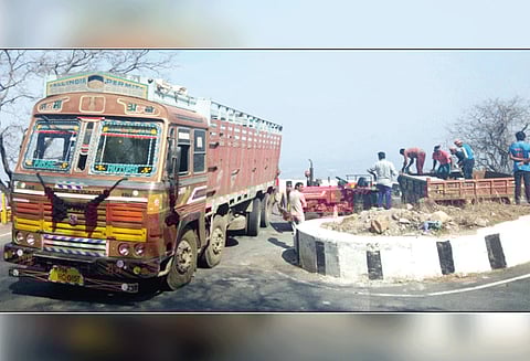 ‘பிரேக்’ பழுதானதால் தடுப்புச்சுவர் மீது மோதிய லாரி ஏலகிரி மலையில் 8 மணி நேரம் போக்குவரத்து பாதிப்பு