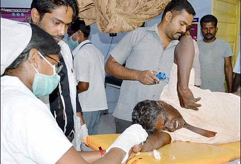 சிறுமுகை அருகே, காட்டு யானை தாக்கி மீனவர் படுகாயம் - மகன் தப்பினார்