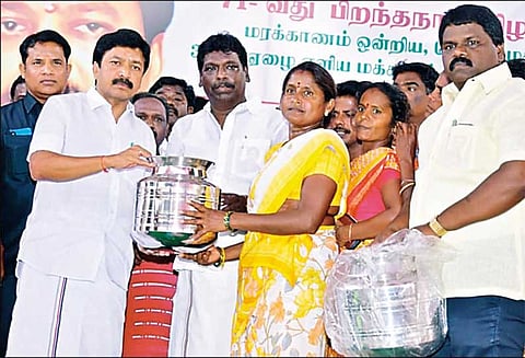 மரக்காணம் ஒன்றிய அ.தி.மு.க. சார்பில் 1,071 பேருக்கு நலத்திட்ட உதவிகள் - அமைச்சர் சி.வி.சண்முகம் வழங்கினார்