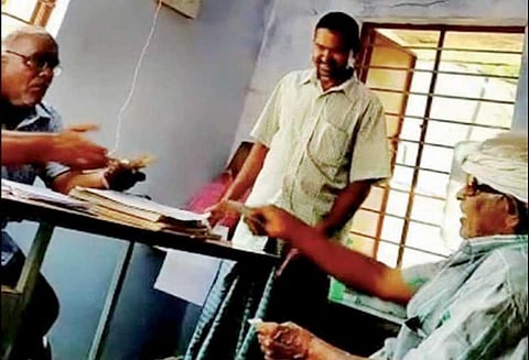 மத்திய அரசின் திட்டத்தில் பயன் பெற விவசாயியிடம் லஞ்சம் வாங்கும் கிராம நிர்வாக அதிகாரி