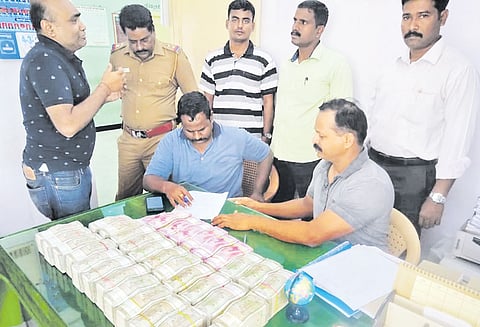 சென்னை ஆம்னி பஸ்சில் ரூ.1½ கோடி சிக்கியது