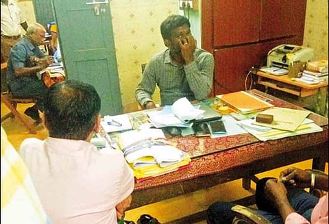 வார்டு அலுவலகத்தில் லஞ்ச ஒழிப்பு போலீசார் சோதனை ரூ.60 ஆயிரம் சிக்கியது; சுகாதார ஆய்வாளரிடம் விசாரணை