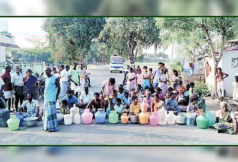 ஆரணி அருகே குடிநீர் கிடைக்காததால் கிராம மக்கள் சாலை மறியல் சமரசம் செய்ய முயன்ற ஊராட்சி செயலாளரை தாக்க முயன்றதால் பரபரப்பு