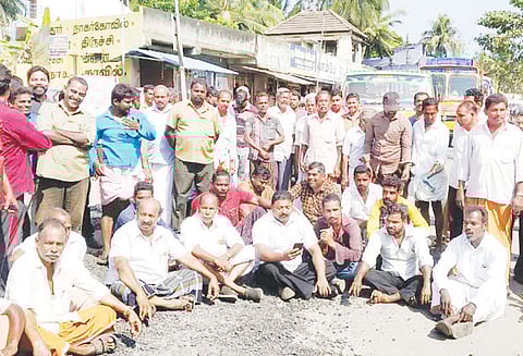 குலசேகரத்தில் தரமற்ற சாலைக்கு எதிர்ப்பு; பொதுமக்கள் மறியலால் பரபரப்பு