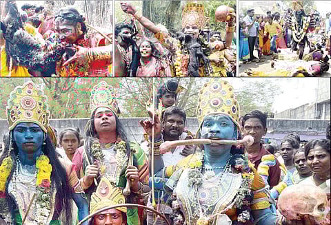 சேலத்தில் மயானக்கொள்ளை நிகழ்ச்சி: ஆடு, கோழிகளை கடித்து பக்தர்கள் ஊர்வலம் காளி வேடமணிந்து ஆக்ரோஷமாக ஆடினர்