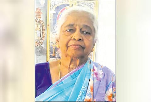 கவனிக்க யாரும் இல்லாததால் விரக்தி: ரெயில் முன் பாய்ந்து தற்கொலைக்கு முயன்ற மூதாட்டி முதியோர் இல்லத்தில் ஒப்படைப்பு