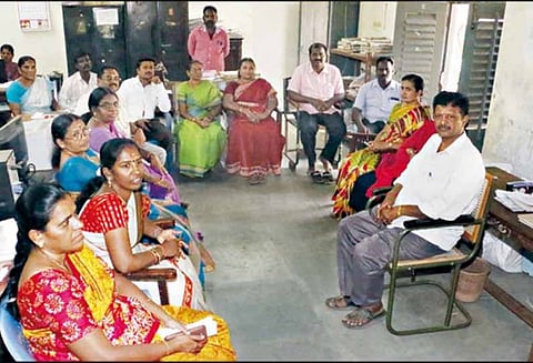 தேர்தலுக்காக அதிகாரிகள் இடமாற்றம் எதிரொலி, வருவாய்த்துறையினர் போராட்டத்தால் சான்றிதழ்கள் வழங்கும் பணி தேக்கம்