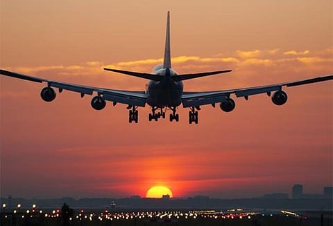 டெல்லி விமானத்தில் நடுவானில் திடீர் கோளாறு - உடனே திரும்பியதால் 220 பயணிகள் தப்பினர்