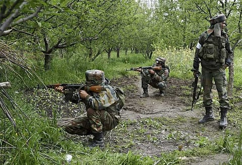 ஜம்மு காஷ்மீர்: என்கவுண்டரில் பயங்கரவாதி சுட்டுக்கொலை