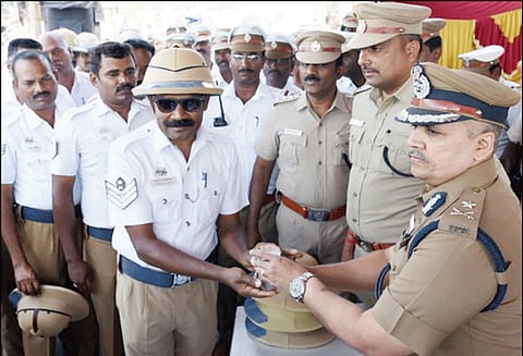 சேலத்தில் வெயிலின் தாக்கம் அதிகரிப்பு: போக்குவரத்து போலீசாருக்கு தொப்பி, கண்ணாடி, நீர்மோர் கமிஷனர் சங்கர் வழங்கினார்