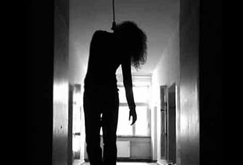 மந்தாரக்குப்பத்தில், திருமணமான ஓராண்டில் இளம்பெண் தற்கொலை - சாவில் சந்தேகம் இருப்பதாக போலீசில் தந்தை புகார்