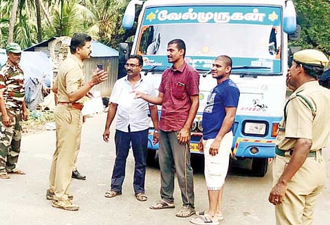 காட்டுத்தீ ஏற்படுவதை தடுக்க கொடைக்கானல் மலைப்பாதையில் வனத்துறையினர் வாகன சோதனை