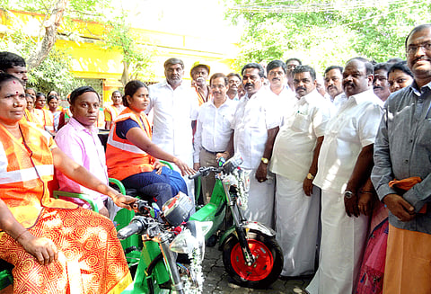 குடியாத்தம் நகராட்சியில் ரூ.2¾ கோடியில் குடிநீர் இணைப்புகள், துப்புரவு வாகனங்கள் அமைச்சர் கே.சி.வீரமணி தொடங்கி வைத்தார்