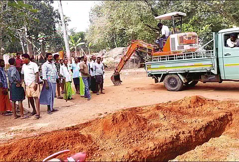 அருமனை அருகே பள்ளிக்கூடத்துக்கு சுற்றுச்சுவர் கட்ட பொதுமக்கள் எதிர்ப்பு பணியை தடுத்து நிறுத்தியதால் பரபரப்பு