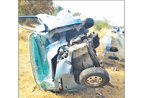 தடுப்பு சுவரில் கார் மோதி விபத்து, தாய்-மகள் உள்பட 3 பேர் உடல் நசுங்கி பலி