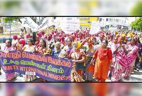 தேர்தலில் 50 சதவீத இடஒதுக்கீடு கேட்டு பெண்கள் இயக்கத்தினர் ஊர்வலம்