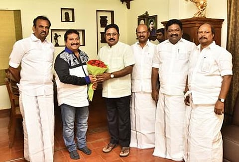 டிடிவி தினகரன் முன்னிலையில் அமமுகவில் இணைந்தார் - பிரபல பாடகர் மனோ