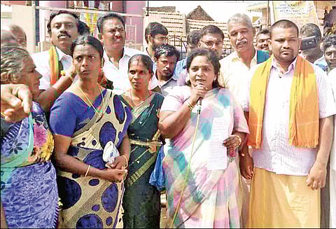 “தாமரை மலரை தாங்கி நிற்கும் இரட்டை இலைக்கு வாக்களியுங்கள்” தமிழிசை சவுந்தரராஜன் பேச்சு