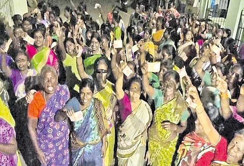 தண்டையார்பேட்டையில் டி.டி.வி.தினகரன் எம்.எல்.ஏ. அலுவலகத்தில் பெண்கள் முற்றுகை போராட்டம் 20 ரூபாய் நோட்டுகளை வீசி எறிந்தனர்