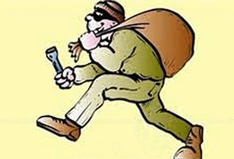 பனவடலிசத்திரத்தில் அடுத்தடுத்து 2 கடைகளில் பூட்டை உடைத்து பொருட்கள் கொள்ளை போலீஸ் நிலையம் அருகே துணிகரம்