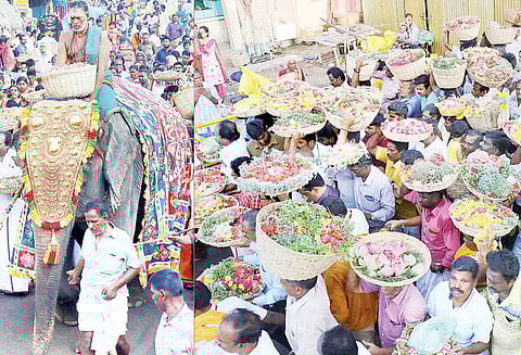 சமயபுரம் மாரியம்மன் கோவிலில் பூச்சொரிதல் விழா ஏராளமான பக்தர்கள்சாமி தரிசனம்
