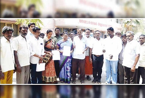 ரூ.15 லட்சம் நிலமோசடி செய்த தம்பதி மீது நடவடிக்கை எடுக்க வேண்டும் - மாவட்ட போலீஸ் சூப்பிரண்டு அலுவலகத்தில் புகார் மனு