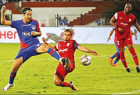 ஐ.எஸ்.எல். கால்பந்து: கவுகாத்தி அணியை வீழ்த்தி பெங்களூரு இறுதிப்போட்டிக்கு தகுதி