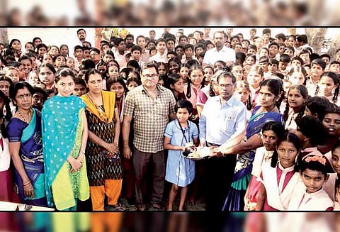 வகுப்பறை கட்டிடம் கட்டுவதற்கு சேமித்த ரூ.38 ஆயிரத்தை மாநகராட்சி பள்ளிக்கு வழங்கிய மாணவி