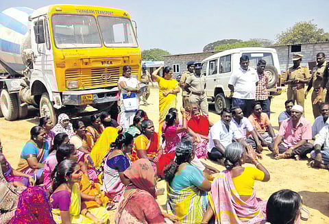 குடிசை மாற்று வாரிய கட்டுமான பணியால் வீடுகளில் விரிசல் பொதுமக்கள் முற்றுகை போராட்டம்