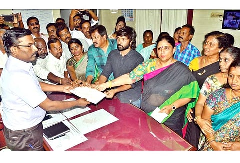 மக்கள் நீதி மய்யம் கட்சியினர் ஸ்ரீபிரியா தலைமையில் வருவாய் கோட்டாட்சியரிடம் மனு