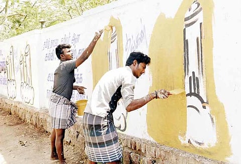 திண்டுக்கல்லில், சுவர்களில் வரையப்பட்டிருந்த அரசியல் கட்சி சின்னங்கள் அழிக்கும் பணி மும்முரம்