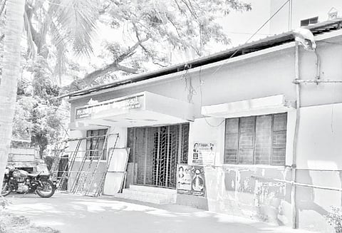 தேர்தல் நடத்தை விதி அமல்: நன்னிலம் எம்.எல்.ஏ. அலுவலகத்துக்கு ‘சீல்’ விளம்பர பேனர்கள்-சுவரொட்டிகள் அகற்றம்