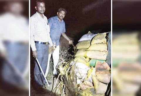 பவானி ஆற்றங்கரையில் கடத்த முயன்ற 100 மணல் மூட்டைகள் பறிமுதல்