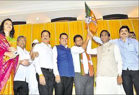 மராட்டியத்தில் எதிர்க்கட்சி தலைவர் மகன் பா.ஜனதாவில் சேர்ந்தார்