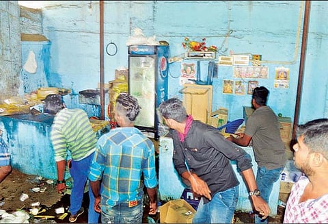 பாலியல் வழக்கில் கைது செய்ய கோரி நாகராஜ் மது பாரை பொதுமக்கள் சூறையாடியதால் பரபரப்பு - ஆபாச வீடியோ சமூக வலைதளத்தில் வெளியானதால் ஆவேசம்