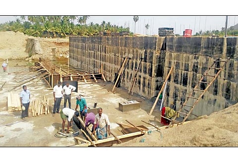 நிலக்கோட்டை அருகே, வைகை ஆற்றின் குறுக்கே தடுப்பணை கட்டும் பணி தீவிரம்