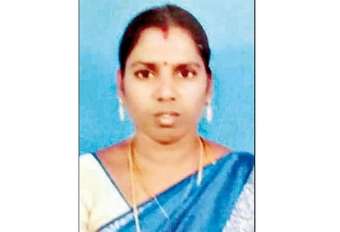 அரசு மருத்துவக்கல்லூரி மருத்துவமனையில் குழந்தை பெற்ற பெண் உயிரிழப்பு உடலை வாங்க மறுத்து உறவினர்கள் போராட்டம்