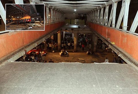 மும்பையில் சத்ரபதி சிவாஜி ரெயில் நிலையம் அருகே மேம்பாலம் இடிந்து விழுந்த விபத்து - பலி எண்ணிக்கை 5 ஆக உயர்வு