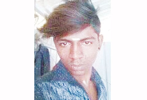 வாலிபர் அடித்துக் கொலை உடலை குளத்தில் வீசிய நண்பர்களை போலீஸ் தேடுகிறது