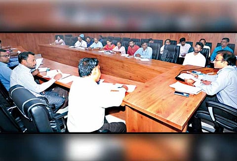 தேர்தல் நடத்தை விதிகள் அமலில் இருப்பதால் ரூ.1 லட்சத்துக்கு மேல் எடுப்பவர்கள் குறித்து தகவல் தெரிவிக்க வேண்டும் - வங்கியாளர்களுக்கு, கலெக்டர் அறிவுரை